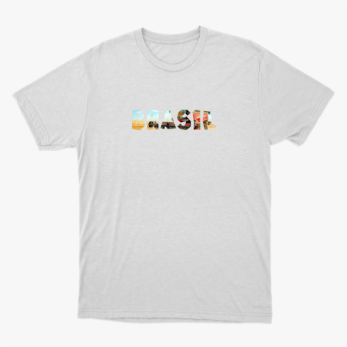 Camiseta com estampa frontal da palavra "BRASIL" composta por imagens icônicas e detalhes diversos, e estampa traseira discreta em texto estilizado na parte superior.