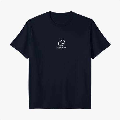 Camiseta com estampa frontal de logotipo minimalista com texto estilizado e estampa traseira de jogador de esportes em ação, cercado por elementos gráficos dinâmicos.