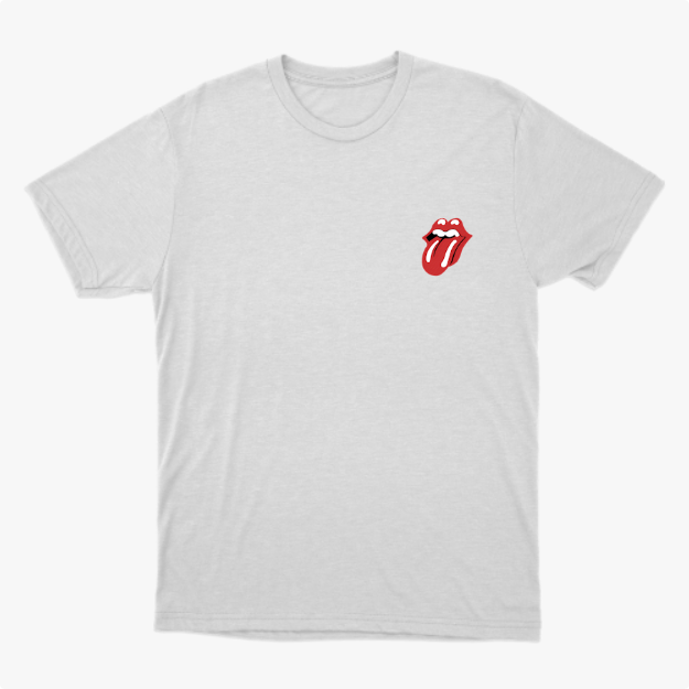 Camiseta com estampa frontal de boca com lábios entreabertos e língua para fora, criando um visual icônico e arrojado na parte superior esquerda.