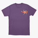 Camiseta com estampa frontal de letras estilizadas com efeito de estrela e estampa traseira de rosto detalhado em estilo ilustração com adornos.