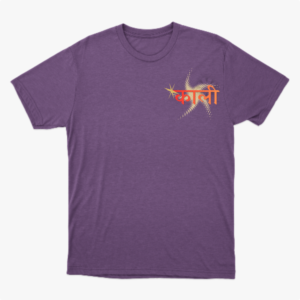 Camiseta com estampa frontal de letras estilizadas com efeito de estrela e estampa traseira de rosto detalhado em estilo ilustração com adornos.