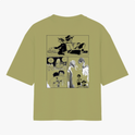 Camiseta com estampa frontal de personagem em posição dinâmica com texto em estilo japonês, e estampa traseira de quadrinhos com cenas e personagens em contraste.