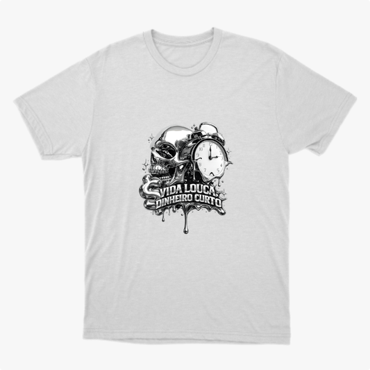 Camiseta com estampa frontal de caveira metálica ao lado de um relógio analógico e a frase "VIDA LOUCA DINHEIRO CURTO" em letras estilizadas.