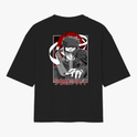 Camiseta com estampa frontal de olho estilizado e texto "SHISUI" e estampa traseira de personagem com expressão intensa, fundo geométrico e escrita em japonês.