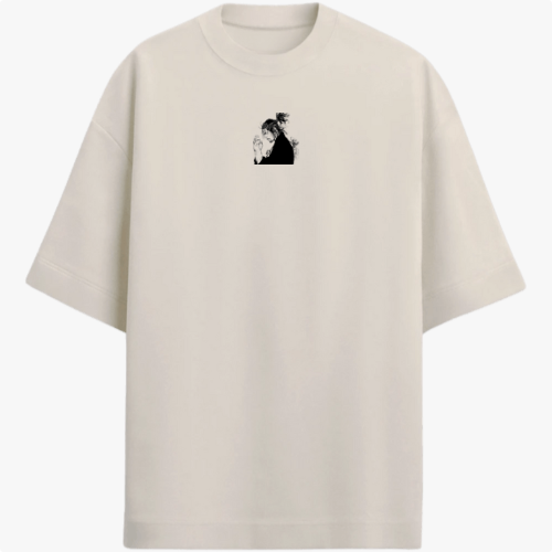 Camiseta com estampa frontal de duas pessoas em estilo gráfico minimalista e estampa traseira de colagem com figuras, textos e personagens em estilo mangá.