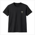 Camiseta com estampa frontal de emblema metálico detalhado no peito, com elementos angulares e textura que sugere profundidade e imponência.