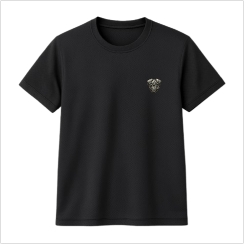 Camiseta com estampa frontal de emblema metálico detalhado no peito, com elementos angulares e textura que sugere profundidade e imponência.
