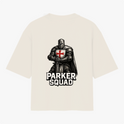 Camiseta com estampa frontal de símbolo estilizado "PK" e estampa traseira de cavaleiro medieval com cruz no peito, acompanhado do texto "PARKER SQUAD".