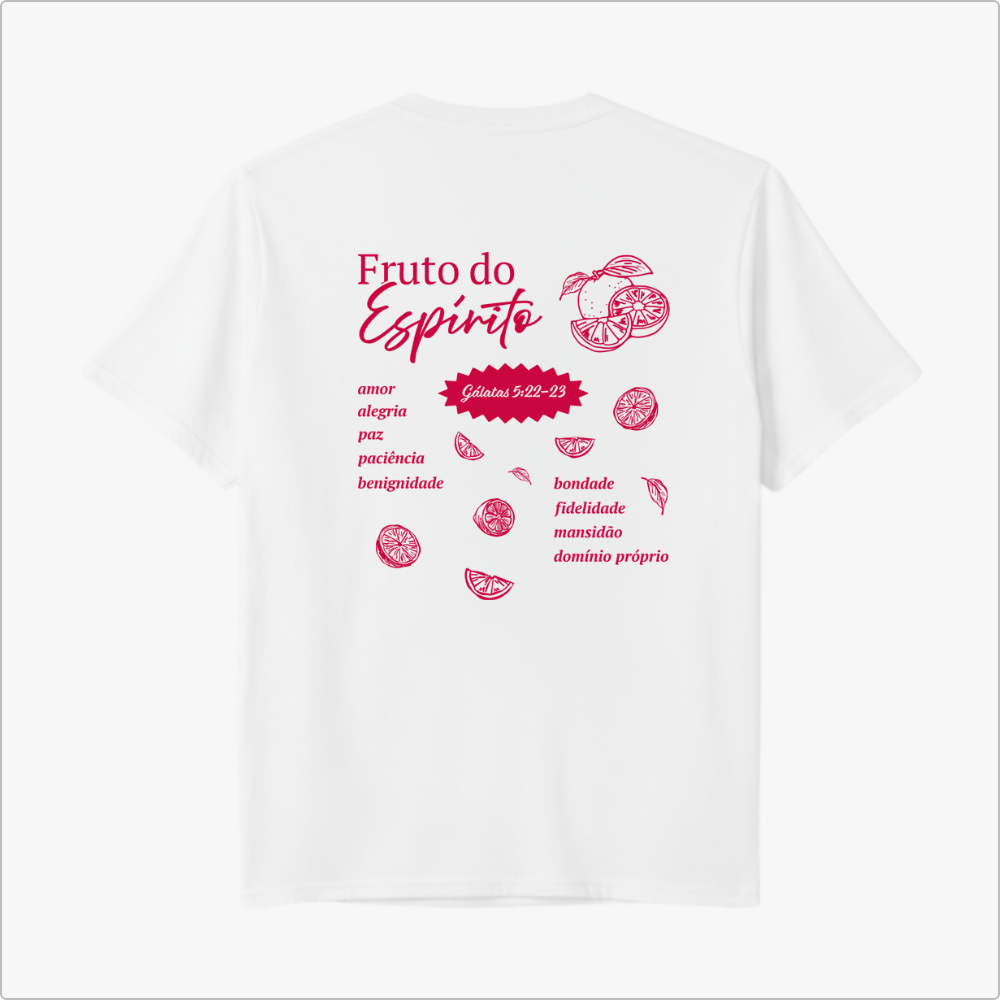 Camiseta com estampa frontal de limão desenhado em traços finos, e estampa traseira de citação "Fruto do Espírito" com limões e elementos escritos.