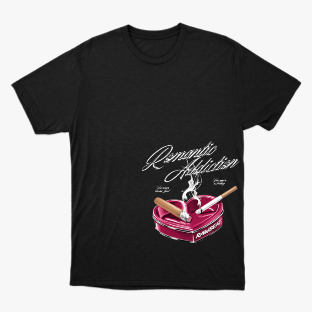 Camiseta com estampa frontal de caixa de coração e cigarro aceso, com escrita "Romantic Addiction" em destaque e detalhes adicionais ao redor.