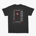 Camiseta com estampa frontal de aranha estilizada de linhas finas e estampa traseira de rosto delineado com texto e referências icônicas.