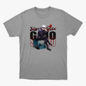 Camiseta com estampa frontal de personagem sentado com cabelo branco e óculos escuros, acompanhado de texto estilizado em japonês e inglês.