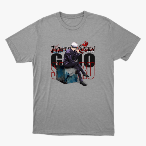 Camiseta com estampa frontal de personagem sentado com cabelo branco e óculos escuros, acompanhado de texto estilizado em japonês e inglês.