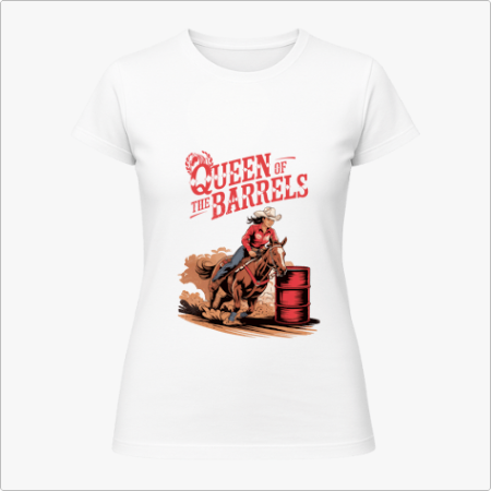 Camiseta com estampa frontal de cavaleira montando cavalo em competição de rodeio ao lado de dois barris, acompanhada do texto "Queen of the Barrels".