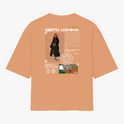 Camiseta com estampa frontal de olhos intensos e nome em destaque, e estampa traseira de personagem estilizado com texo, figuras geométricas e ilustrações.