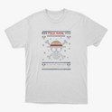 Camiseta com estampa frontal de caveira estilizada com chapéu, ossos cruzados, flocos de neve, pequenos crânios e a frase "Feliz Natal" acima.