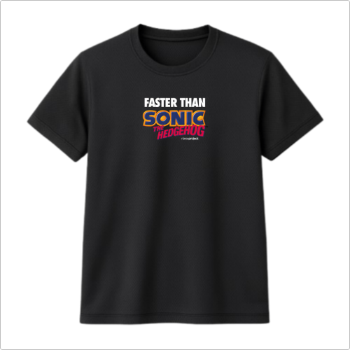 Camiseta com estampa frontal de texto estilizado "Faster Than Sonic the Hedgehog" com tipografia em diferentes cores, criando um contraste vibrante.