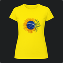 Camiseta com estampa frontal de girassol envolvendo parte de um globo com bandeira detalhada por estrelas e lema, desintegrando-se em fragmentos verdes.
