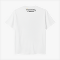 Camiseta com estampa frontal de letra "A" com coroa acima no canto superior e estampa traseira de frase "O essencial, é eterno." com coroa sobre a letra "O".