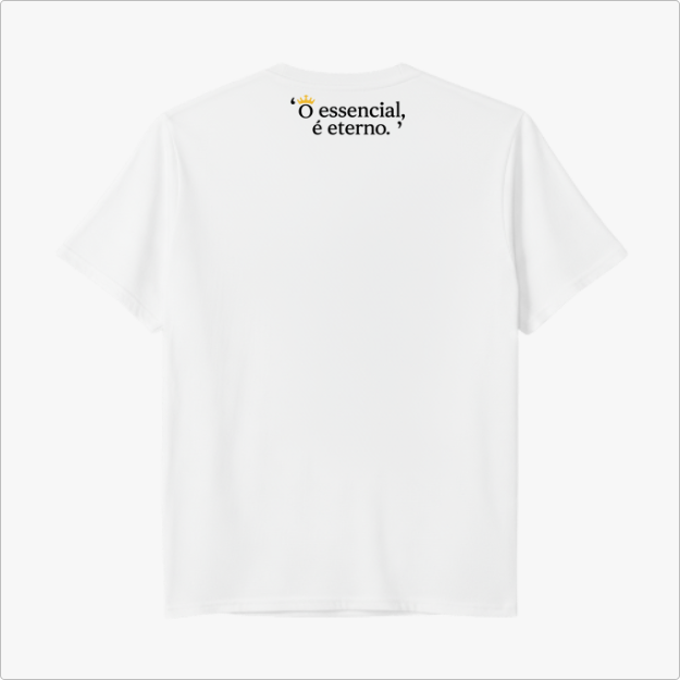 Camiseta com estampa frontal de letra "A" com coroa acima no canto superior e estampa traseira de frase "O essencial, é eterno." com coroa sobre a letra "O".