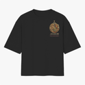Camiseta com estampa frontal de dragão e fênix junto a texto estratégico, e estampa traseira de dragão detalhado sobre nuvens com textos complementares.