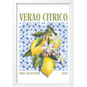 Quadro com estampa de limões e flores sobre fundo com padrões ornamentais, acompanhado dos dizeres "VERÃO CÍTRICO", "MODA SUSTENTÁVEL" e "2025".
