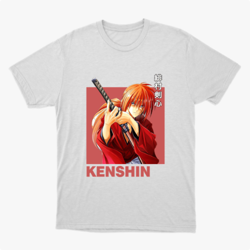 Camiseta com estampa frontal de personagem de anime empunhando uma espada, com cabelo laranja e trajando kimono, sobre fundo destacado, acompanhada por texto.