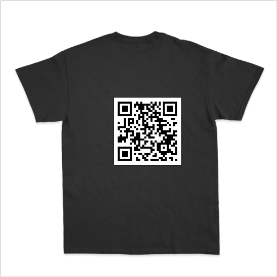 Camiseta com estampa frontal de cão estilizado em círculo lilás, com os dizeres "Heaven's Meme Ambassador" em rosa e estampa traseira de QR Code.