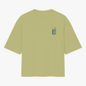 Camiseta com estampa frontal de uma caixa de suco com canudo ao lado de um sol sorridente, agregando um toque divertido e criativo à peça casual.