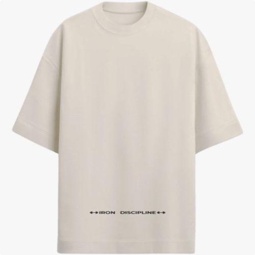 Camiseta com estampa frontal de texto “IRON DISCIPLINE” acompanhada de setas e estampa traseira com logotipo “IRON DISCIPLINE INC” em destaque.