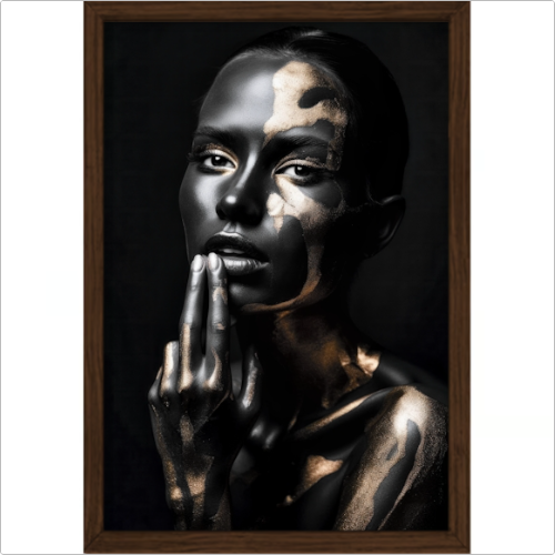 Quadro com estampa frontal de rosto feminino coberto por pintura metálica, destacando contrastes brilhantes e sombras dramáticas em fundo escuro.