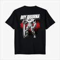 Camiseta com estampa frontal de personagem musculoso com espada em círculo e texto "Boy Bigorna" e estampa traseira de guerreiro robusto em frente a fundo vermelho.