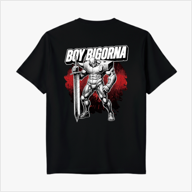 Camiseta com estampa frontal de personagem musculoso com espada em círculo e texto "Boy Bigorna" e estampa traseira de guerreiro robusto em frente a fundo vermelho.