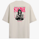 Camiseta com estampa frontal de borboleta pequena e frase "This action will have consequences..." e estampa traseira com figura de pessoa com câmera, texto "STRANGE" em destaque, elementos gráficos e "OREGON 2013".