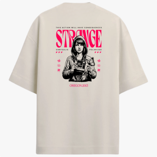 Camiseta com estampa frontal de borboleta pequena e frase "This action will have consequences..." e estampa traseira com figura de pessoa com câmera, texto "STRANGE" em destaque, elementos gráficos e "OREGON 2013".