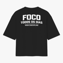 Camiseta com estampa frontal de texto “IRON DISCIPLINE” estilizado e, na estampa traseira, texto “FOCO TODOS OS DIAS” em negrito com “IRON DISCIPLINE”.