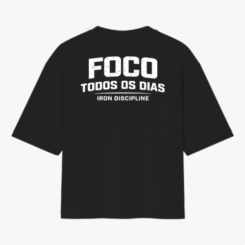 Camiseta com estampa frontal de texto “IRON DISCIPLINE” estilizado e, na estampa traseira, texto “FOCO TODOS OS DIAS” em negrito com “IRON DISCIPLINE”.