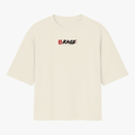 Camiseta com estampa frontal de símbolo e texto estilizado "KAGE" e estampa traseira de personagem em pose dinâmica com traços fluidos e caracteres.