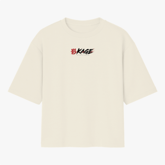 Camiseta com estampa frontal de símbolo e texto estilizado "KAGE" e estampa traseira de personagem em pose dinâmica com traços fluidos e caracteres.