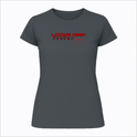 Camiseta com estampa frontal de texto em estilo futurista, acompanhado por caracteres japoneses e uma ilustração de um globo com linhas geométricas.