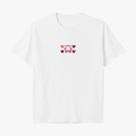 Camiseta com estampa frontal de óculos com lentes em formato de coração, cercados por pequenos corações em tons variados, criando um padrão charmoso.