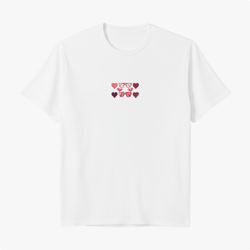 Camiseta com estampa frontal de óculos com lentes em formato de coração, cercados por pequenos corações em tons variados, criando um padrão charmoso.