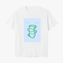 Camiseta com estampa frontal de três xícaras empilhadas em traços estilizados ao centro, acompanhadas das frases "LIFE HAPPENS" e "COFFEE HELPS" acima.