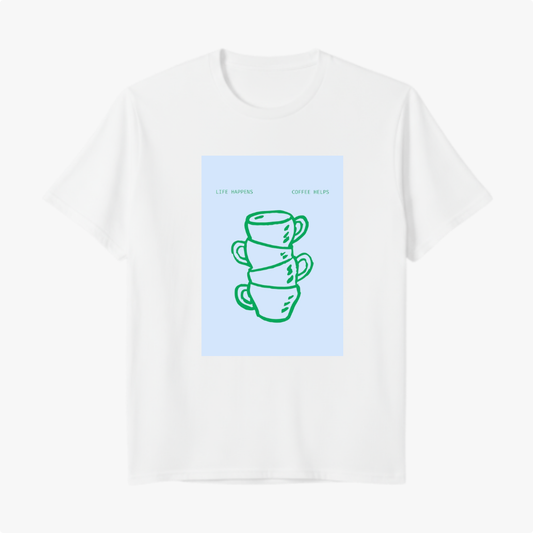 Camiseta com estampa frontal de três xícaras empilhadas em traços estilizados ao centro, acompanhadas das frases "LIFE HAPPENS" e "COFFEE HELPS" acima.