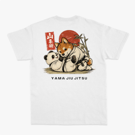 Camiseta com estampa frontal de panda e cachorro em trajes de jiu-jitsu, acompanhados do texto "Yama Jiu Jitsu" e estampa traseira similar em ação com sol ao fundo.