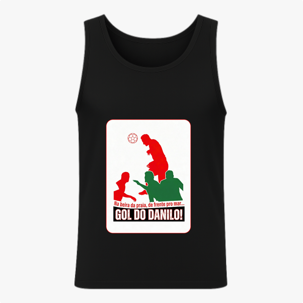 [Camiseta regata] com estampa frontal de silhuetas em verde e vermelho de pessoas jogando futebol, com a frase "Na beira da praia, de frente pro mar... GOL DO DANILO!".