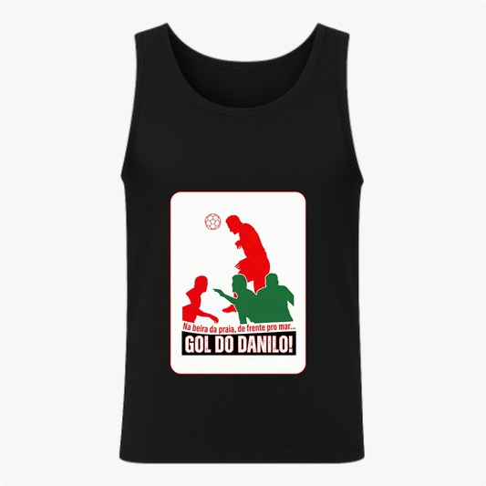 [Camiseta regata] com estampa frontal de silhuetas em verde e vermelho de pessoas jogando futebol, com a frase "Na beira da praia, de frente pro mar... GOL DO DANILO!".