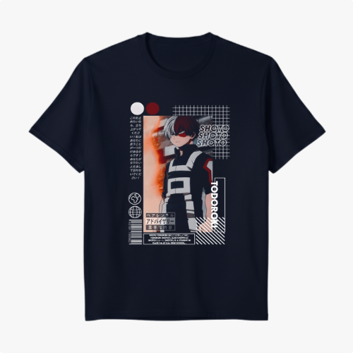 Camiseta com estampa frontal de personagem anime com cabelo bicolor, traje estilizado, detalhes de texto japonês e elementos geométricos ao fundo.