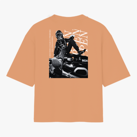 Camiseta com estampa frontal de logo estilizado e estampa traseira de piloto sobre carro de corrida com textos verticais e grandes letras diagonais.