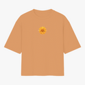 Camiseta com estampa frontal de uma flor amarela detalhada, com pétalas bem definidas e sobreposição harmoniosa, formando um design centralizado.
